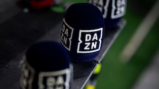 Mehrere Mikrofone von DAZN aufgereiht.