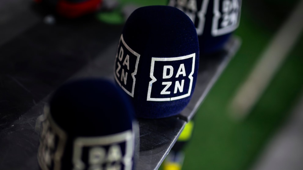 Mehrere Mikrofone von DAZN aufgereiht.