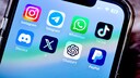 Smartphone-Oberfläche mit diversen Apps, darunter unter anderem Instagram, Discord und WhatsApp.