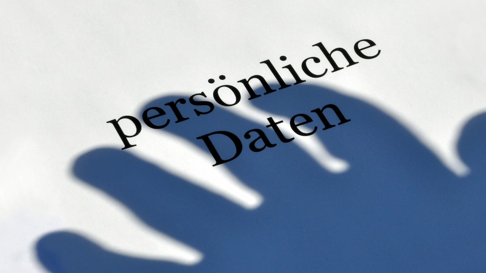 Schatten einer Hand über den Worten "persönliche Daten".