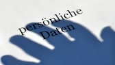 Schatten einer Hand über den Worten "persönliche Daten".