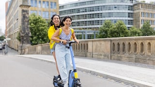 Beim E-Scooter-Fahren gibt es mehr Regeln, als gedacht: Zwei Fahrerinnen auf einem Roller – sind eigentlich verboten.