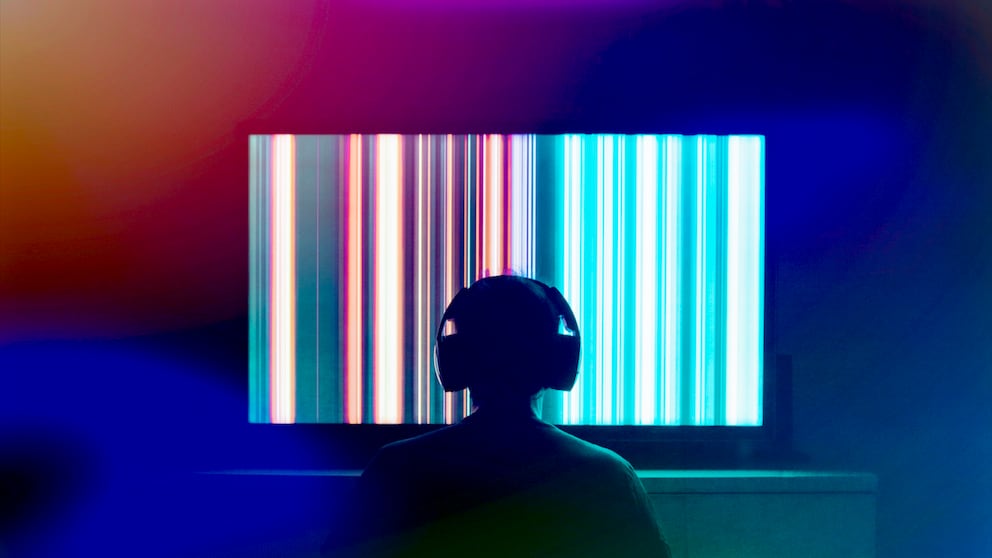EA Play Preiserhöhung: Gamer mit Kopfhörern vor Bildschirm