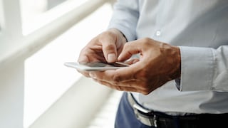 Europol SMS: Mann hält Smartphone in der Hand