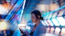 KI Bilder erkennen: Frau mit Smartphone