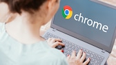 Google Chrome PDF Unterschrift: Logo des Browsers auf einem Laptop