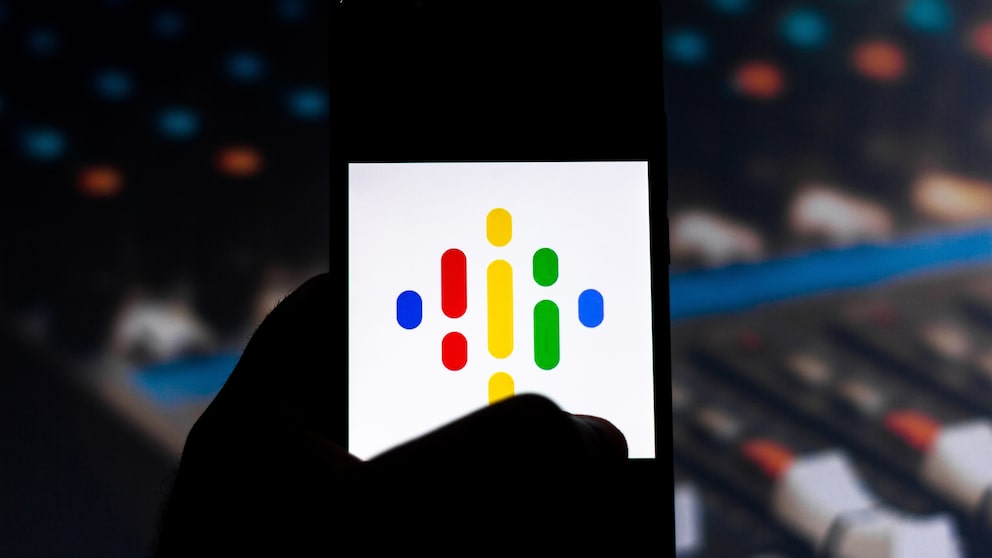 Logo von Google Podcasts auf einem Handy-Display.