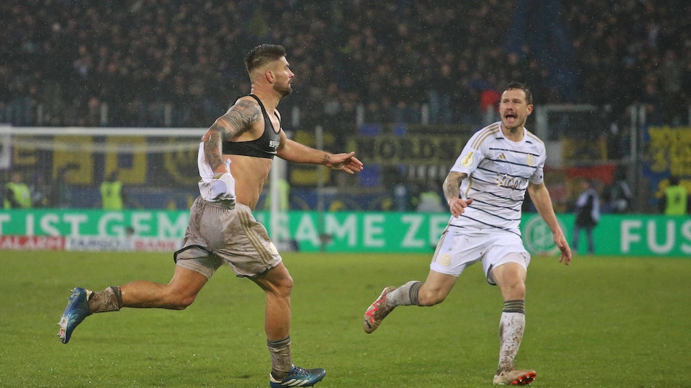 Kai Brünker nach seinem Tor für den 1. FC Saarbrücken gegen Borussia Mönchengladbach
