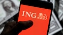ING Echtzeitüberweisung in der App: Logo der Bank auf Smartphone
