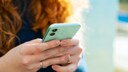 Auf dem iPhone kann die Uhrzeit in einer Farbe erscheinen