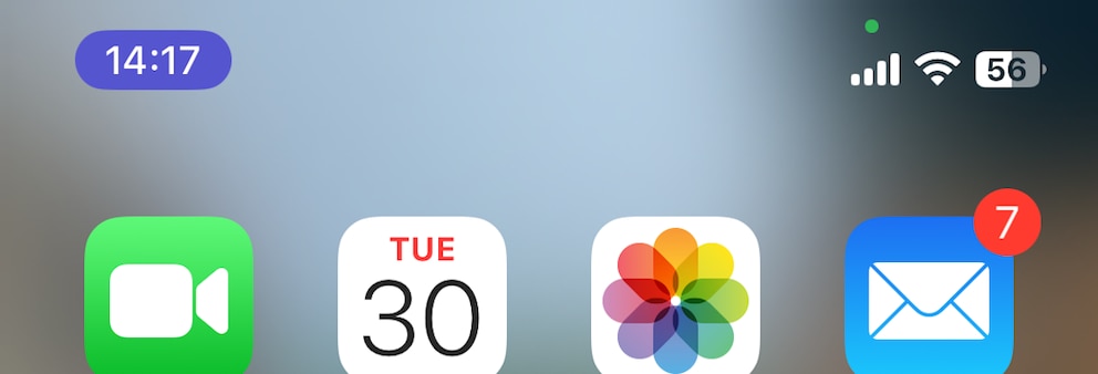 Uhrzeit auf dem iPhone erscheint in einer lilafarbenen Blase
