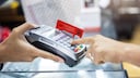 Ob man seine Zahlung mit PIN oder Unterschrift verifizieren muss, hat klare Regeln