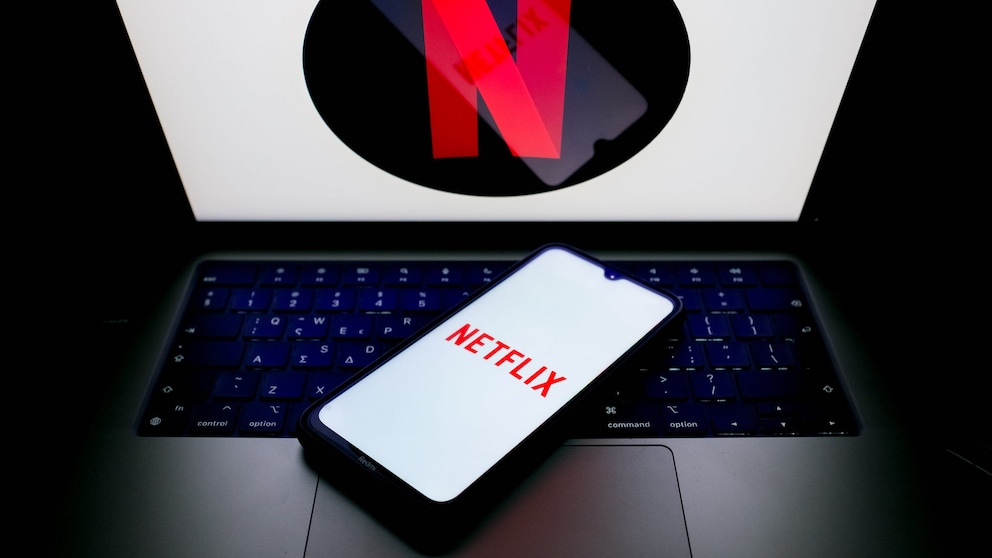 Logo und Schriftzug von Netflix jeweils auf einem Smartphone und einem Laptop-Bildschirm.