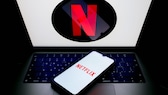 Logo und Schriftzug von Netflix jeweils auf einem Smartphone und einem Laptop-Bildschirm.