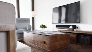 Fernseher im Wohnzimmer an der Wand