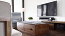 Fernseher im Wohnzimmer an der Wand