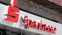 Sparkasse Erhöhung Gebühren Urteil: Logo der Sparkasse neben rotem Schriftzug