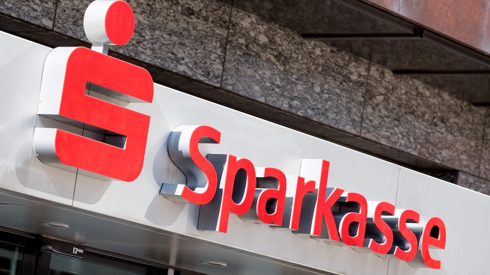 Sparkasse Erhöhung Gebühren Urteil: Logo der Sparkasse neben rotem Schriftzug