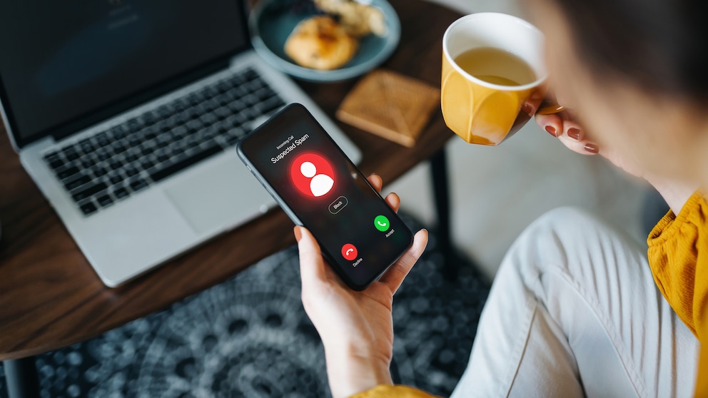 Person erhält verdächtigen Anruf auf dem Handy.