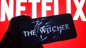 „The Witcher“-Logo auf einem Handy, dahinter ein Netflix-Schriftzug.