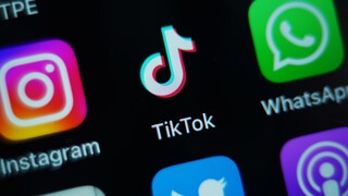 App-Icons auf einem Bildschirm, darunter Instagram, TikTok und WhatsApp.
