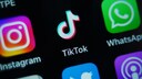 App-Icons auf einem Bildschirm, darunter Instagram, TikTok und WhatsApp.