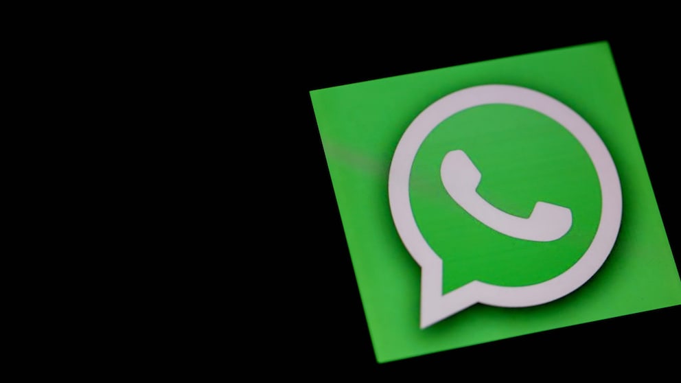 Empfohlene Kontakte bei WhatsApp: Logo des Messengers auf schwarzem Untergrund