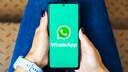 Person hält ein Handy mit WhatsApp in Händen.