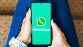 Person hält ein Handy mit WhatsApp in Händen.