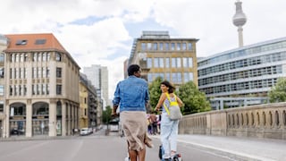 Seit 2019 sind E-Scooter in Deutschland erlaubt. Unternehmen wie Bolt bieten die Fahrzeuge in vielen Städten für den Verleih an.