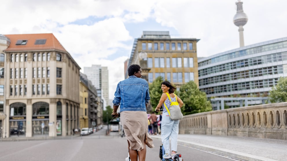 Seit 2019 sind E-Scooter in Deutschland erlaubt. Unternehmen wie Bolt bieten die Fahrzeuge in vielen Städten für den Verleih an.