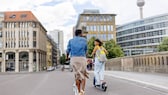 Seit 2019 sind E-Scooter in Deutschland erlaubt. Unternehmen wie Bolt bieten die Fahrzeuge in vielen Städten für den Verleih an.