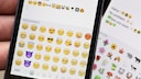 Geöffneter Chat mit Auswahlfenster für Emojis.