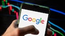 Google-Logo auf einem Smartphone-Display.