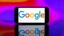 Google-Logo auf einem Smartphone.