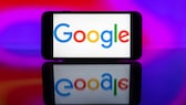 Google-Logo auf einem Smartphone.