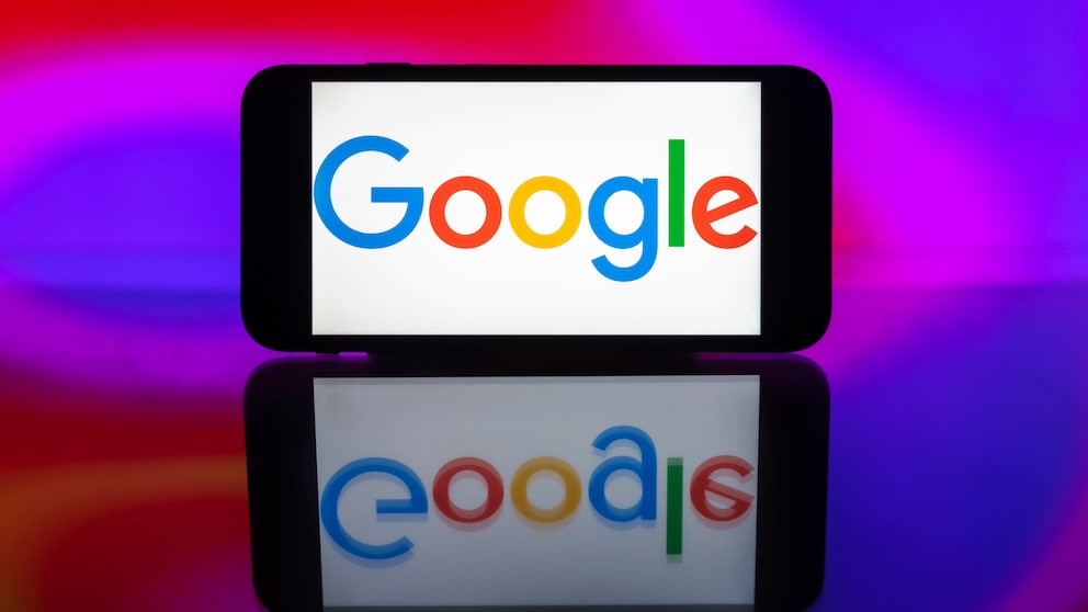 Google-Logo auf einem Smartphone.