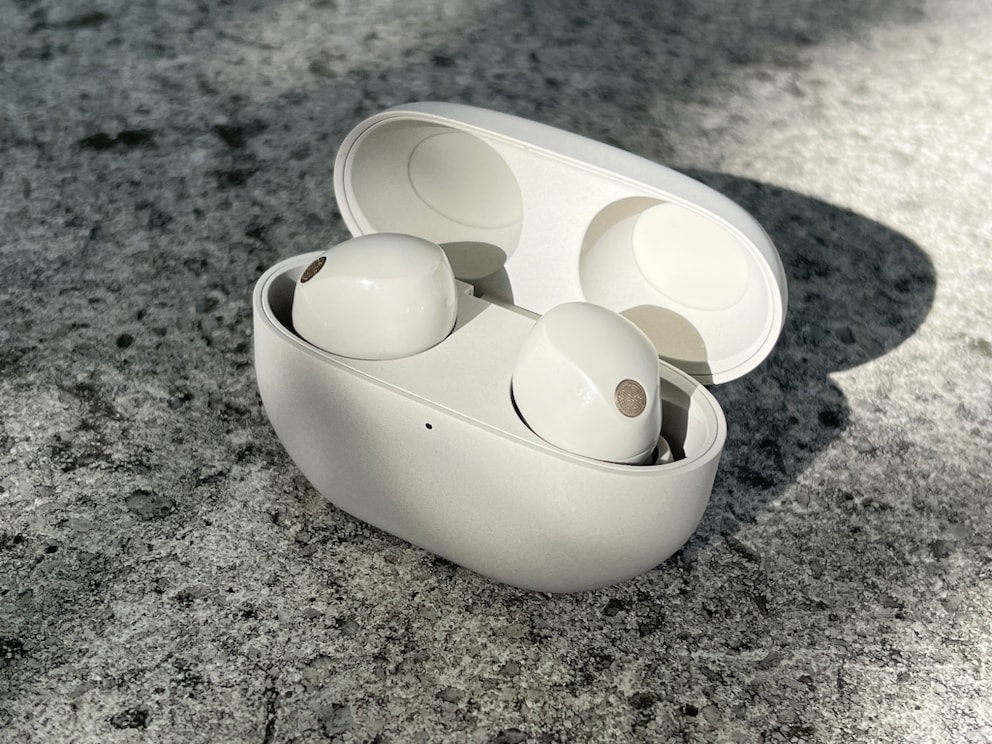 Both the case and the in-ear headphones themselves are significantly more compact in the XM5 than in the predecessors