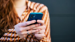 Frau prüft, wer ihr auf Instagram entfolgt ist