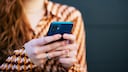Frau prüft, wer ihr auf Instagram entfolgt ist