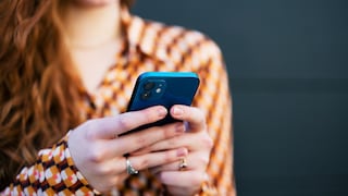 Frau prüft, wer ihr auf Instagram entfolgt ist