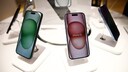 Verschiedene iPhone-Modelle im Apple Store