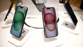 Verschiedene iPhone-Modelle im Apple Store