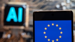 EU-Flagge auf einem Smartphone, im Hintergrund steht "AI" für "Künstliche Intelligenz".