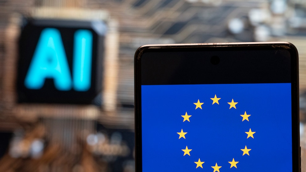 EU-Flagge auf einem Smartphone, im Hintergrund steht "AI" für "Künstliche Intelligenz".