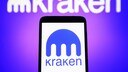 Kraken-Logo auf Handy- und Computer-Bildschirm.