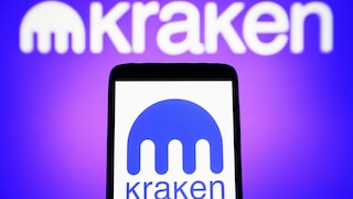 Kraken-Logo auf Handy- und Computer-Bildschirm.