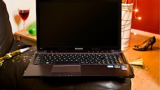 Ein Lenovo Z570 Laptop auf einem Schreibtisch.