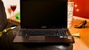 Ein Lenovo Z570 Laptop auf einem Schreibtisch.