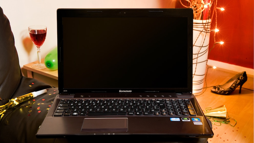Ein Lenovo Z570 Laptop auf einem Schreibtisch.